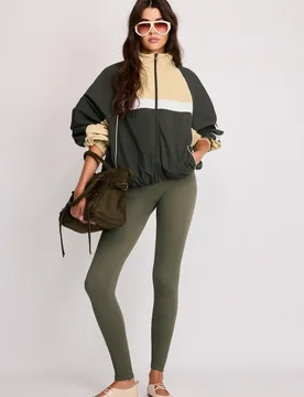 Technische Windjacke Khaki XS - Stradivarius - FashionsVida