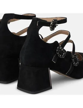 Zapatos de salón de mujer en ante con tres hebillas de flores - Alma en Pena - FashionsVida