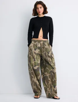 Figurbetonte Strickjacke mit geknöpftem Stehkragen Schwarz S - Stradivarius - FashionsVida