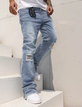 Jeans casuales para hombres con bolsillos, dobladillo deshilachado y patas acampanadas S - Shein - FashionsVida