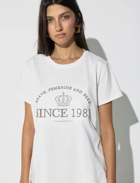 Camiseta de mujer cuello caja con gráfico posicionado since 1981 en strass y tachas - Lola Casademunt - FashionsVida