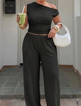 Conjunto de top y pantalones para mujer talla grande, color liso, hombro asimétrico, plisado, casual, suave, elegante, sexy, para uso diario, vacacio - Shein - FashionsVida