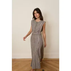 Vestido de mujer sin mangas y semientallado
