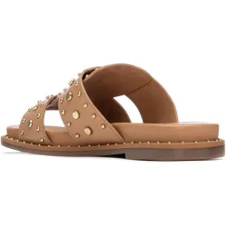 Sandalias planas de mujer de piel con tachas