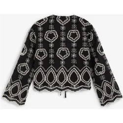 Camisa de mujer bordada con escote de pico