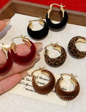 Velvet-lined U-shaped circular ear hooks Autumn-winter mood minimalist statement earrings Elegant versatile ear jewellery - Aliexpress - FashionsVida