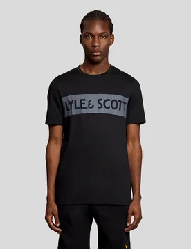 Men's Sports Chest Logo T-Shirt in Black - Lyle & Scott - FashionsVida