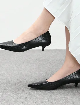 Zapatos de tacón bajo y grueso con punta puntiaguda con estampado de caimán, elegantes para usar en la oficina y conjuntos con aire vintage, de esti - Shein - FashionsVida