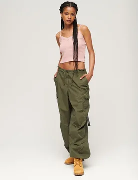 Superdry Damen Weit Geschnittene Parachute Hose Grün - Größe: S/M - 99.99 - FashionsVida