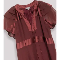 Vestido corto con mangas cortas y detalles satinados