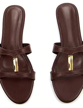 Sandalias planas tipo mula de mujer con detalles decorativos de metal dorado, material de piel sintética marrón chocolate, cómoda y elegante, punte - Shein - FashionsVida