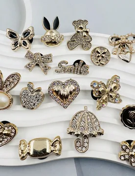 Piezas de elegantes dijes para zapatos con perlas, mariposas y corazones de resina, estilo lindo, adecuados para zapatos casuales, pantuflas, sandalia - Shein - FashionsVida