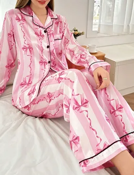 Conjunto de pijama con estampado de lazo de cinta, cuello con muesca de seda sintética con lazo, ropa de otoño e invierno cómoda y elegante XS - Shein - FashionsVida