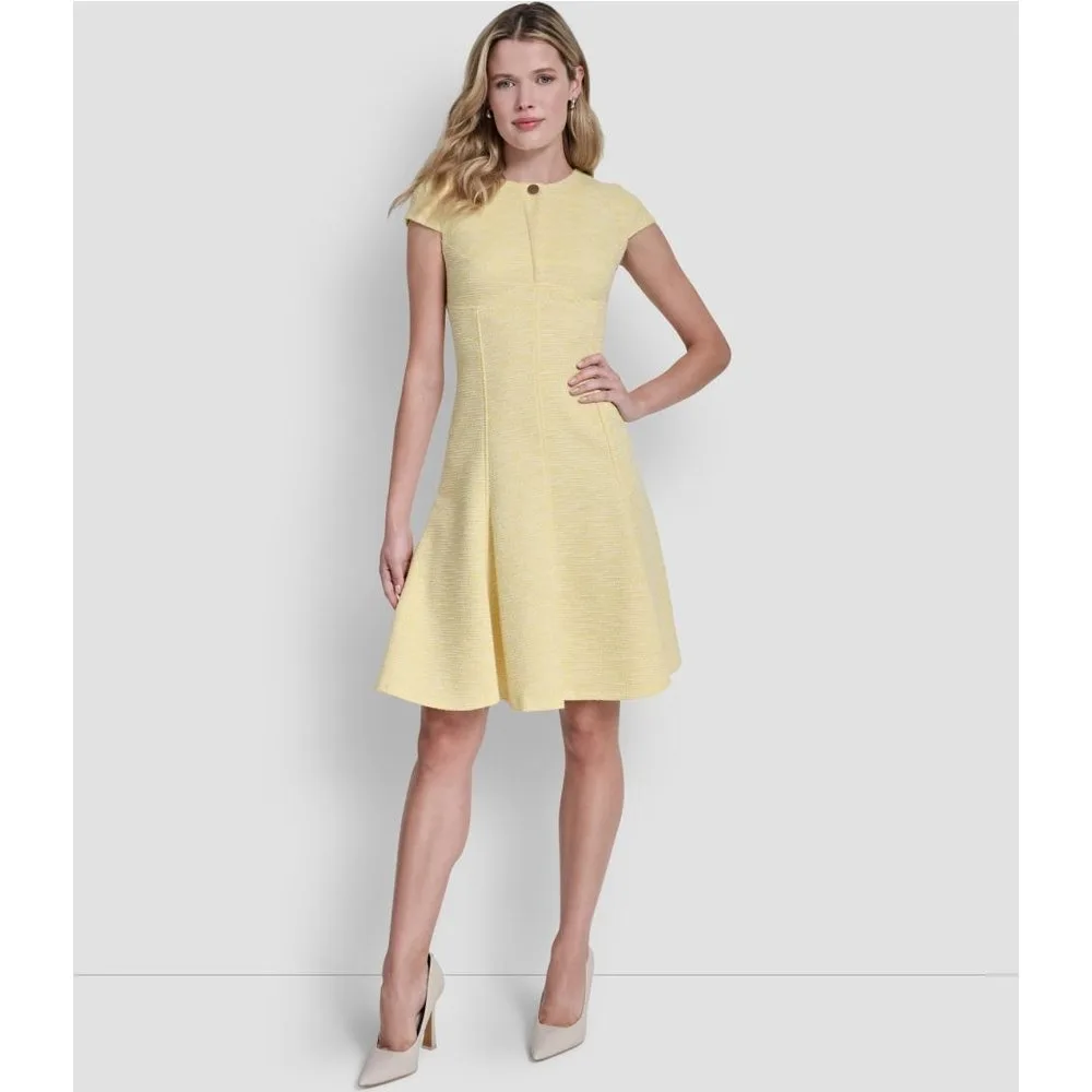 Vestido corto con detalle de botón frontal - DKNY - FashionsVida