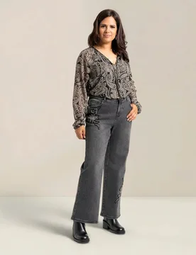 Pantalon vaquero con parche - October - FashionsVida