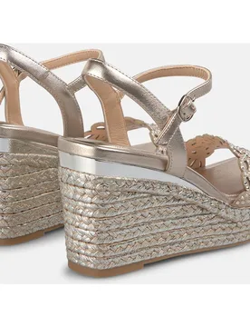 Sandalias de cuña de mujer de esparto en piel efecto metalizado con tira ancha con detalle bordado - Alma en Pena - FashionsVida