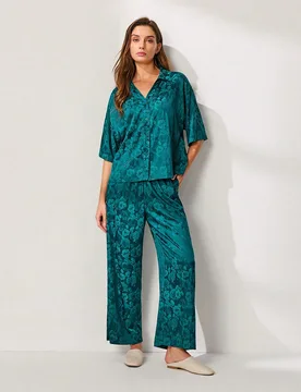 Conjunto de dormir de satén ligero y transpirable color esmeralda para mujer en verano - Pijama holgado con estampado floral, ropa de dormir en - Shein - FashionsVida