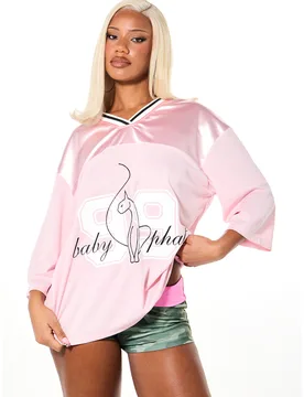 Top de satén jersey extragrande con cuello en V, gráfico de logo de gato y estampado de número universitario, corte largo 3XL - Shein - FashionsVida