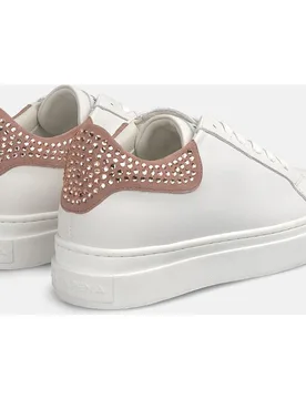 Zapatillas deportivas de mujer con detalles de pedrería y cierre de cordones - Alma en Pena - FashionsVida