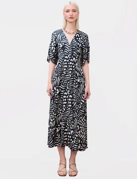 Vestido midi estampado con escote pico - Lola Casademunt - FashionsVida