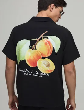 Herren Regular Fit Kurzarmhemd Mit Fruchtmotiv-Rückenprint Black Größe XS - boohooMAN - FashionsVida
