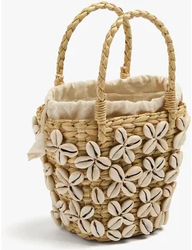 Bolso de mano estilo tote de rafia con conchas decorativas - Parfois - FashionsVida