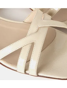 Sandalia plana de mujer confeccionada en charol - Farrutx - FashionsVida