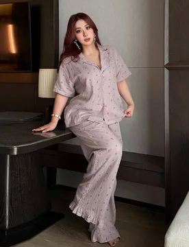 Set de 2 piezas de pijama con top de cárdigan holgado de manga corta con estampado floral lindo y pantalón largo con volantes, para mujer talla gran - Shein - FashionsVida