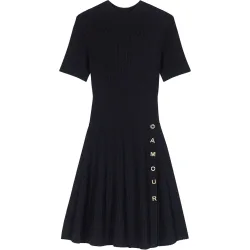 Vestido de punto acanalado con corte skater y cuello alto
