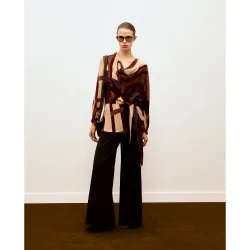 Blusa de mujer con estampado geométrico