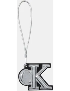Charm con acabado en - Calvin Klein - FashionsVida