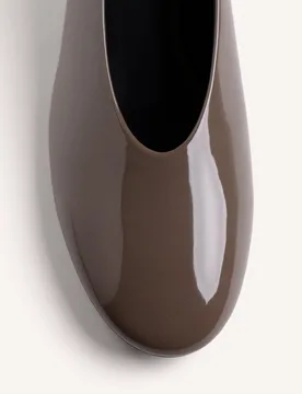 Zapatos de salón de mujer con acabado efecto charol y detalle metálico - Gioseppo - FashionsVida