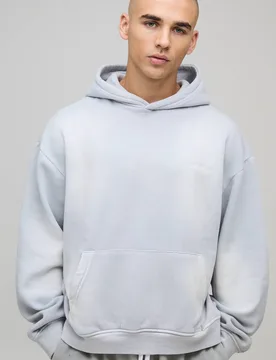 Herren Oversized Boxy Spray Wash Man Sport Bestickter Hoodie Sweatshirt Grey Größe Large - boohooMAN - FashionsVida