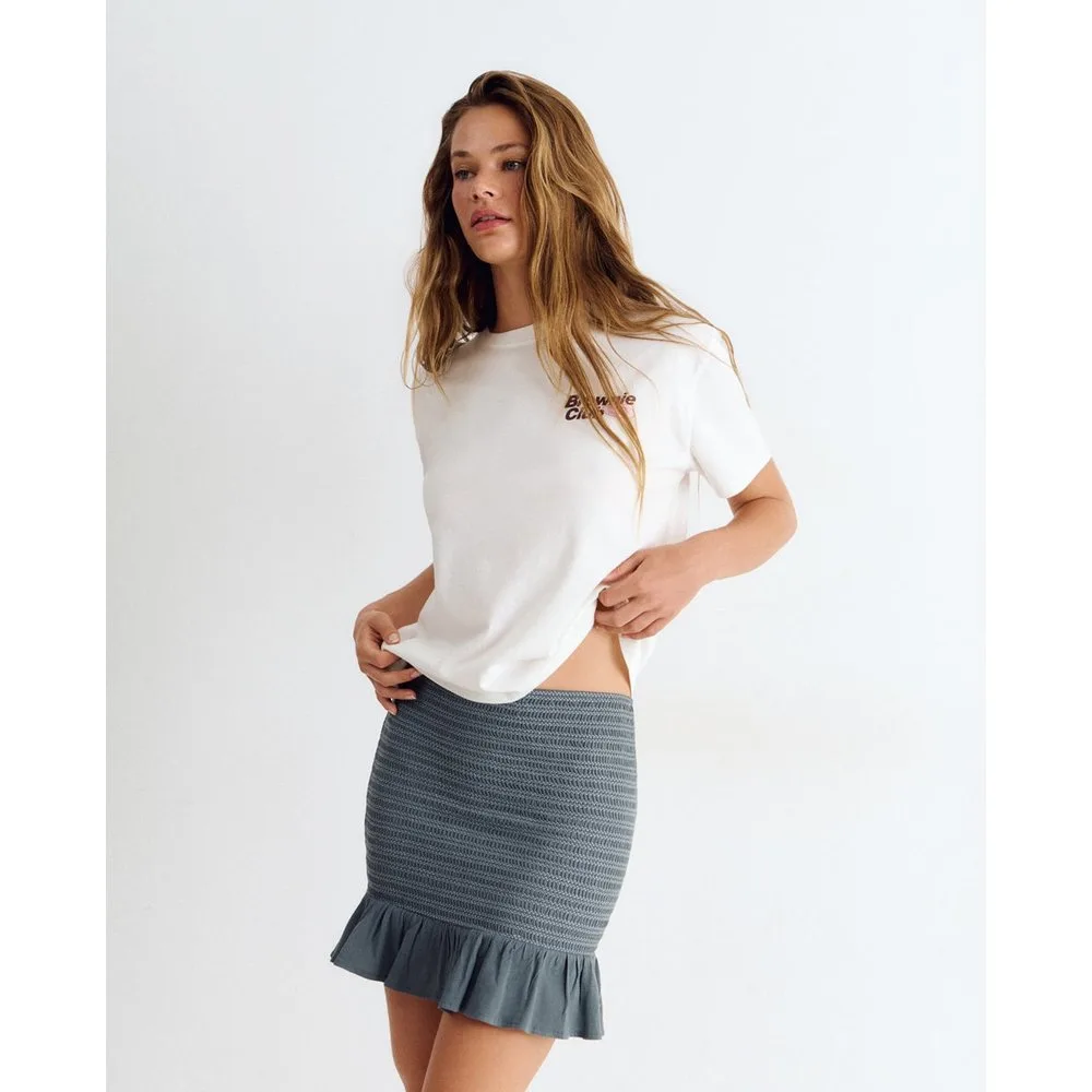 Falda corta con smock y volante - Brownie - FashionsVida