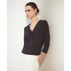 Camiseta de mujer con frunce en el pecho y estampado de topos
