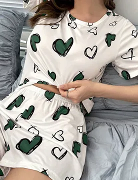 Conjunto de pijama con camiseta y shorts con estampado de corazón - Shein - FashionsVida