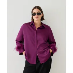 Blusa camisera de mujer con detalle de plumas