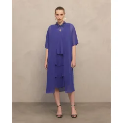 Vestido corto multicapas sin mangas y abrigo camisero de mujer