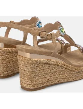 Sandalias de cuña de mujer de esparto en piel con tira en T en pedrería y cierre de hebilla - Alma en Pena - FashionsVida