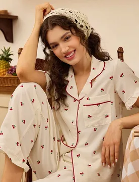 Conjunto de pijama de pantalón largo y top de manga corta con estampado de cerezas y acentos de ribete de contraste de color para mujer S - Shein - FashionsVida