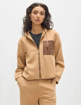 Sudadera de mujer de cremallera con capucha y bolsillo efecto piel - Lola Casademunt - FashionsVida