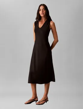 Vestido midi crepe cuello pico - Calvin Klein - FashionsVida