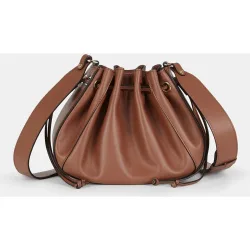 Bolso crossbody peqeño Sandra Fleckled con bandolera ancha y cierre de cordón en piel lisa