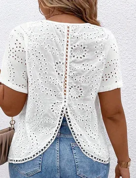 Camiseta de mujer talla grande casual de cuello redondo con bordado, aplicación de encaje, espalda descubierta y manga dividida para vacaciones 3XL - Shein - FashionsVida