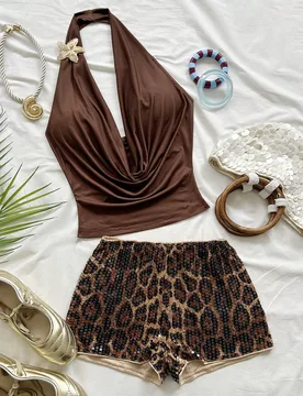 Conjunto de 2 piezas de verano con top halter de cuello profundo y espalda descubierta de unicolor y shorts con estampado de leopardo y lentejuelas pa - Shein - FashionsVida