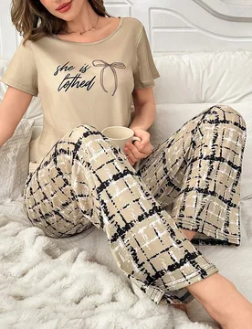 Set de 2 piezas: Camisa de pijama de manga corta con estampado de letra y lazo, y pantalones de pijama a cuadros con lazo S - Shein - FashionsVida
