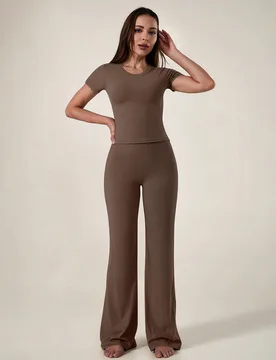 Conjunto de ropa deportiva para mujer de un solo color, ajuste ceñido, cuello redondo, manga corta, pantalones de pierna recta, básico casual para g - Shein - FashionsVida
