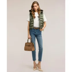 Chaleco de mujer acolchado de nylon modelo corto con ajuste regular cierre frontal con cremallera y forro interno