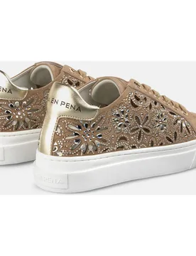 Zapatillas deportivas de mujer de piel y parte exterior con trabajo calado con motivo floral - Alma en Pena - FashionsVida