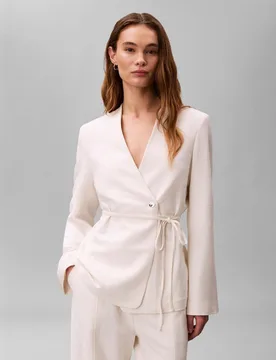 Blazer de mujer con textura y cinturón - Calvin Klein - FashionsVida